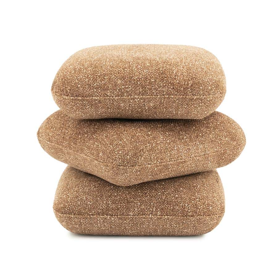 Ruime set van drie gevulde zandkleurige kussens, perfect voor lounge- of terrasinrichting. Design en comfort in één, ideaal voor relaxruimte met natuurlijke uitstraling.