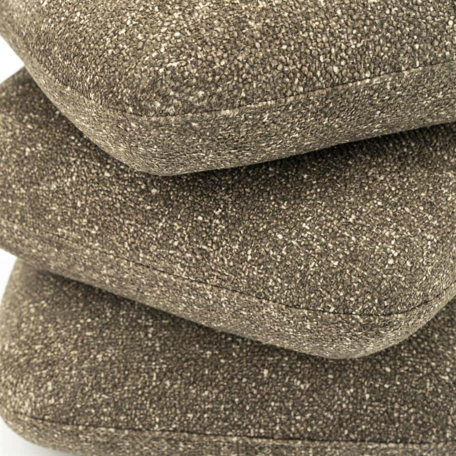 Stoffen bekleding van bank of stoel in zandkleur met een rotsstructuur, perfect voor modern interieur, duurzaam en comfortabel meubelstuk.