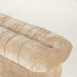 Hogeresolutie ivoorkleurige velvet bank met geknoopte details, echt vakmanschap en elegant design, perfect voor moderne interieurs.