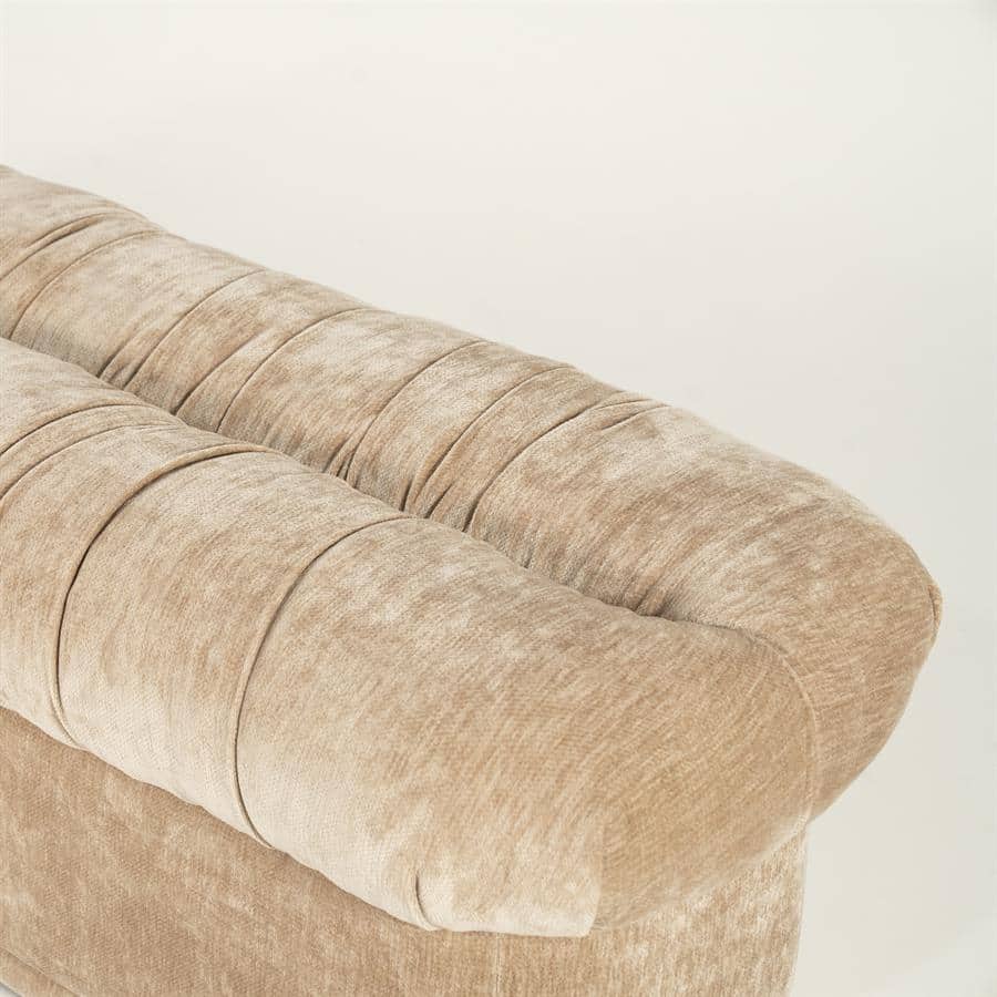 Hogeresolutie ivoorkleurige velvet bank met geknoopte details, echt vakmanschap en elegant design, perfect voor moderne interieurs.