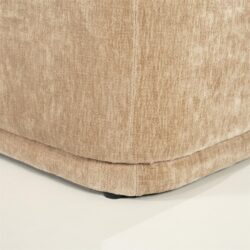 Zacht beige stoffen meubel met stiksels en een houten onderstel, ideaal voor een comfortabele zithoek.