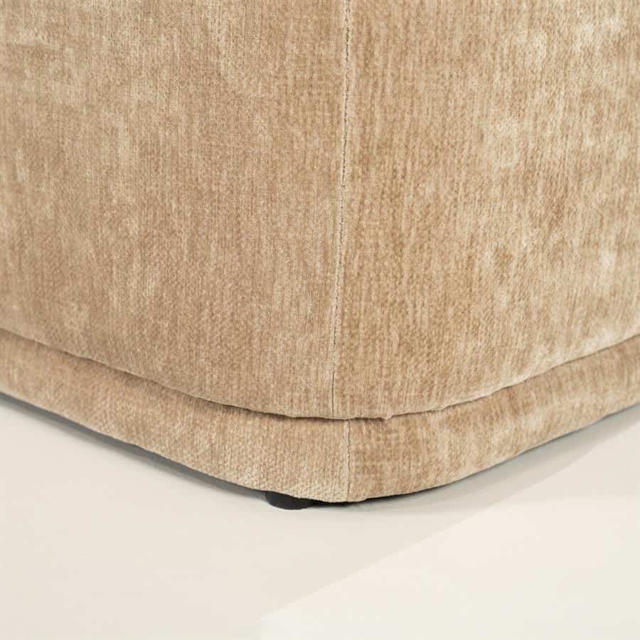 Zacht beige stoffen meubel met stiksels en een houten onderstel, ideaal voor een comfortabele zithoek.