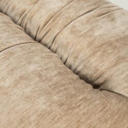 Luxueuze beige stoffering van Mokana meubelen met zachte, robuuste afwerking voor comfortabel en stijlvol wonen.