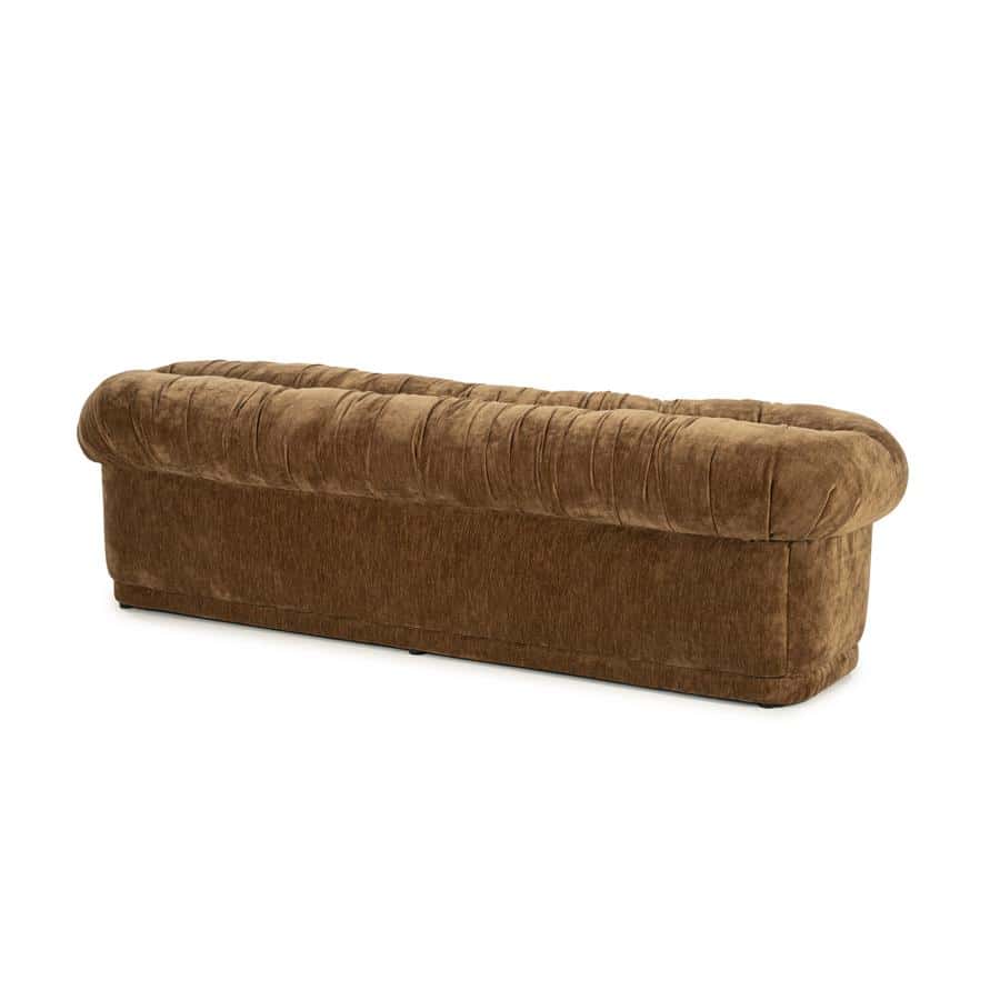 Geïnspireerd door vintage en retro design, een luxe bruine fluwelen bank met een zachte, comfortabele uitstraling en een gezellige sfeer voor elk interieur.