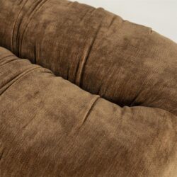 Zeer comfortabele, vintage bruine stoffen bank met zachte kussens en chique uitstraling.