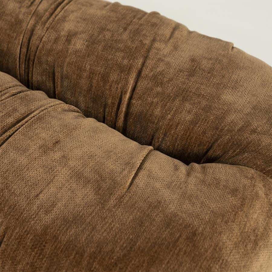 Zeer comfortabele, vintage bruine stoffen bank met zachte kussens en chique uitstraling.