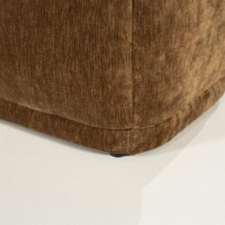 Comfortabele stoffen bank met rechte hoek en warm bruin gekleurd bekleding, perfect voor een modern en gezellig interieur.