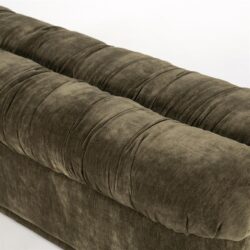 Lichtbruin velvet gestoffeerde bank met tufting details voor een modern en comfortabel interieur.