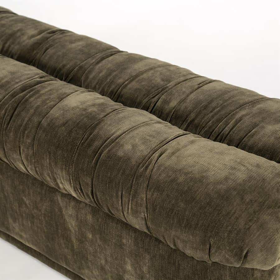 Lichtbruin velvet gestoffeerde bank met tufting details voor een modern en comfortabel interieur.