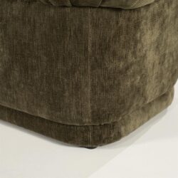 Zijkant van een groene stoffen bank met comfortabele bekleding en een stevige bodem, perfect voor modern wonen.
