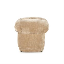 Zachte beige velvet fauteuil met ronde vormen en comfortabele zitting, perfect voor een gezellige woonkamer.