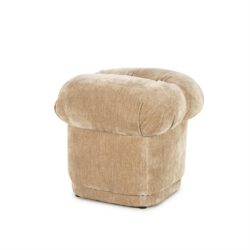 Zacht beige stoffen fauteuil, comfortabel zitmeubel van Mokana Meubelen voor een gezellige en elegante interieurafwerking.
