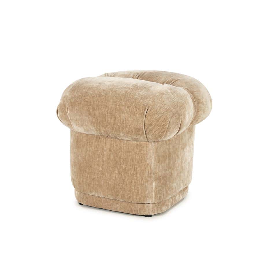 Zacht beige stoffen fauteuil, comfortabel zitmeubel van Mokana Meubelen voor een gezellige en elegante interieurafwerking.