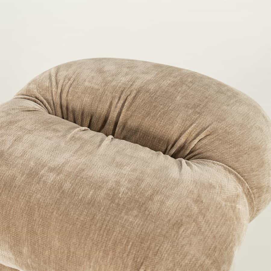 Fluweelzachte, beige armstoel met comfortabele en stijlvolle stoffering, perfect voor een modern interieur. Ontdek de hoogwaardige meubelen van Mokana voor ultiem zitcomfort.
