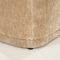 Zacht beige fluweelbekleed bankje met comfortabele zitkussen en elegante uitstraling. Perfect voor een moderne woonkamer, met hoogwaardige afwerking en duurzame materialen.