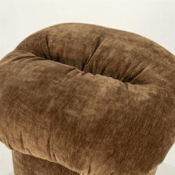 Houten fauteuil met bekleding in warme bruine tinten, comfortabel en stijlvol, perfect voor een moderne woonkamer.