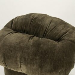 Zitkussen van donkerbruin fluweelachtig meubelstuk met comfortabele en royale uitstraling, perfect voor een moderne woonkamer of kantoor.