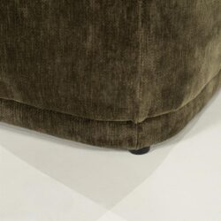 Bankje appearance, close-up of brown upholstered furniture corner, fabric texture and wooden leg detail, Mokana Meubelen quality and craftsmanship, modern living room accessory, durable and stylish seating furniture.
