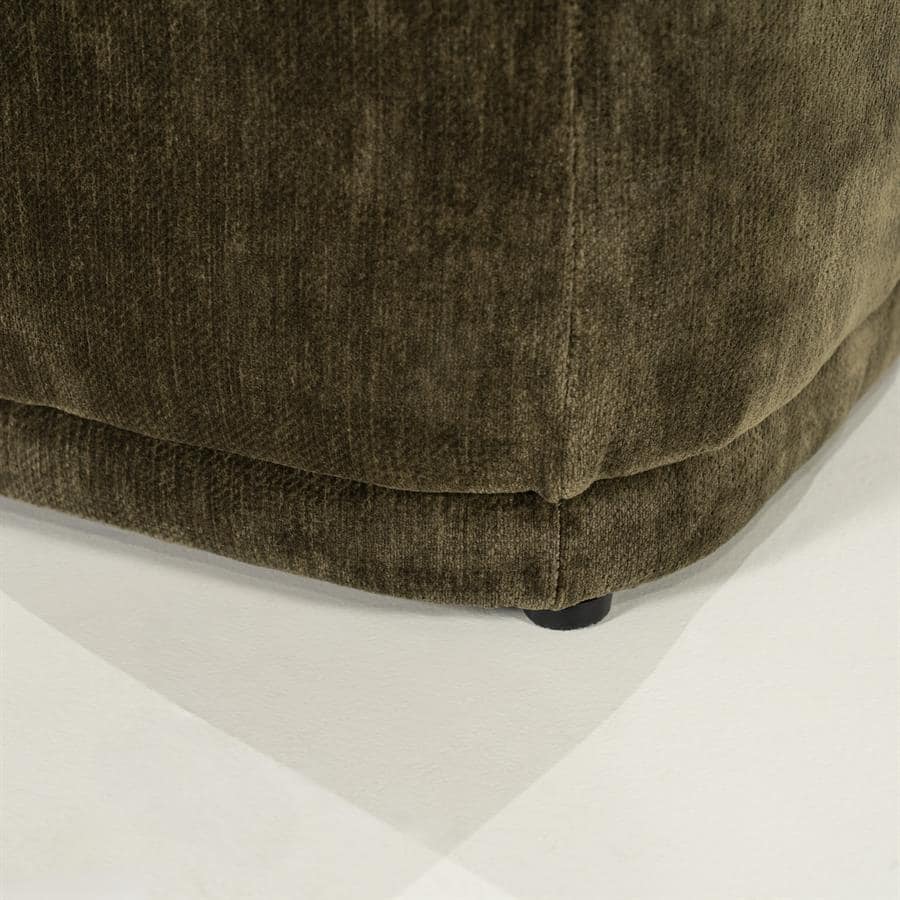 Bankje appearance, close-up of brown upholstered furniture corner, fabric texture and wooden leg detail, Mokana Meubelen quality and craftsmanship, modern living room accessory, durable and stylish seating furniture.