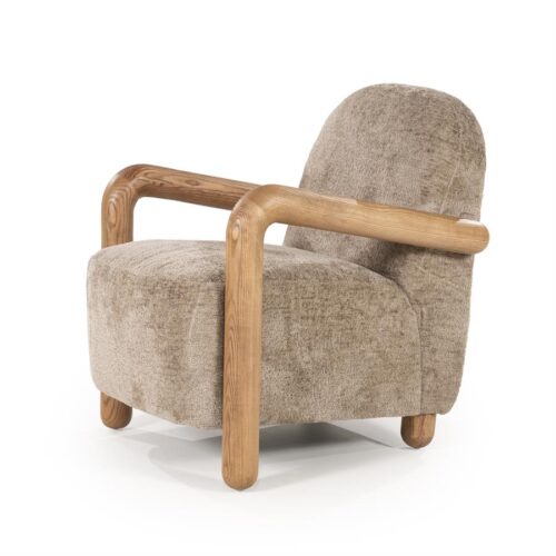 Comfort houten armstoel met beige stof bekleding en rond houten frame.