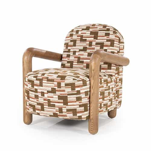 2. Retro gestoffeerd fauteuil met houten armleuningen en geometrisch patroon in aardetinten, perfect voor een vintage en comfortabele inrichting.