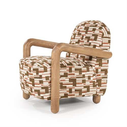 Elegante vintage houten armstoel met kleurrijk geometrisch stoffering, perfect voor een uniek interieur.