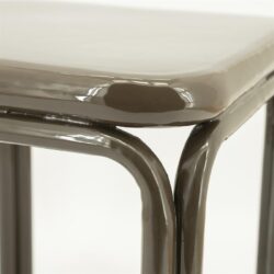 Metaalframe en glanzend wit tafelblad van Mokana meubelen, modern en stijlvol design.