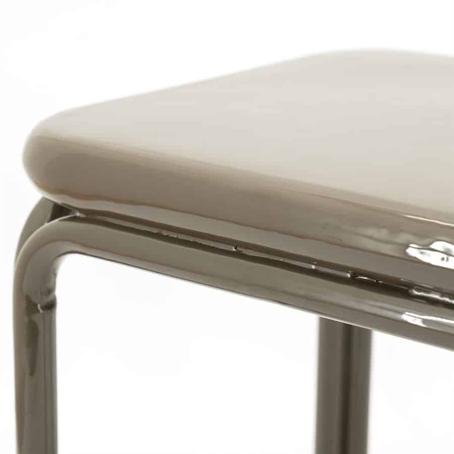 Staal en kunststof stoel met glossy afwerking, modern en minimalistish design, perfect voor thuis en in de kantoorruimte.