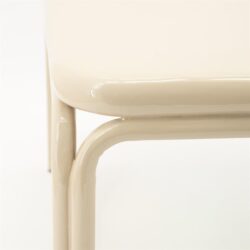 Moderne witte meubels met ronde lijnen en glanzende afwerking - perfect voor een eigentijdse inrichting.