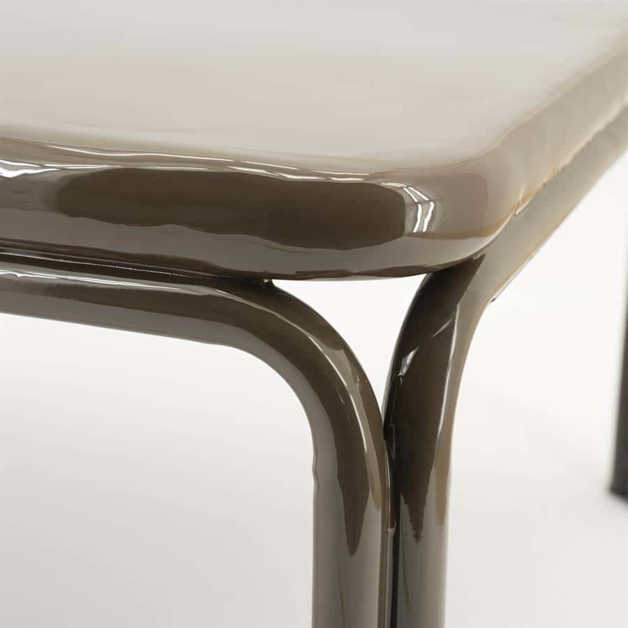 Robuuste stoelpoot en zitting van verfijnd gekleurd gecoat metaal, geschikt voor modern interieur en design meubels.