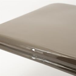 Eettafel met glanzend gelakt zwart tafelblad, modern en elegant design, perfect voor eetkamers en gezellige eetmomenten.