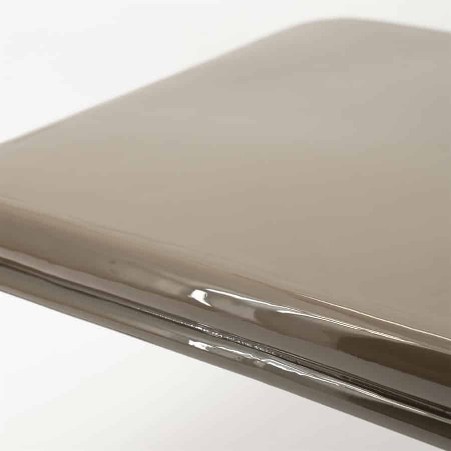 Eettafel met glanzend gelakt zwart tafelblad, modern en elegant design, perfect voor eetkamers en gezellige eetmomenten.