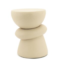 Vloerlamp van keramiek in neutrale crème kleur, modern sculpturaal design en elegante vormgeving.