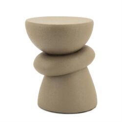 Licht beige keramische bijzettafel met unieke, sculpturale vorm, modern design en natuurlijke uitstraling. Perfect voor woonkamer of tuin.