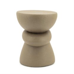 Set van moderne beige betonnen bijzettafels, minimalistisch design en veelzijdig gebruik, perfect voor in elke woonkamer of tuin.
