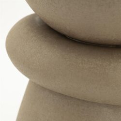 Robuuste houten meubel afwerking met natuurlijke zandkleur, details van de textuur en de afwerking voor een warme en stijlvolle uitstraling. Perfect voor duurzame en elegante interieurontwerpen.