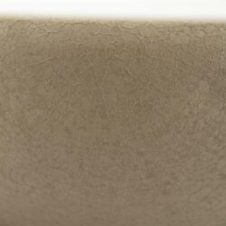 Gebruikte afbeelding van Mokana Meubelen met een close-up van beige, getextureerd en gebarsten leer- of materiaaloppervlak, perfect voor het accentueren van luxe en natuurlijke materialen in meubelontwerp.