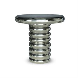 Lichtgewicht schemerende bijzettafel met opvallend glanzend metalen ontwerp en unieke ronde basis, perfect voor een modern interieur.