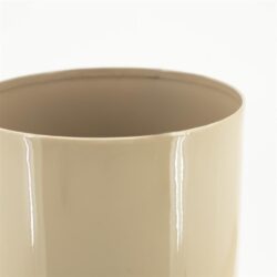 Stevige beige plantenpot met glanzende afwerking, geschikt voor binnen en buiten, perfect voor een moderne tuin- of woonkamerdecoratie.