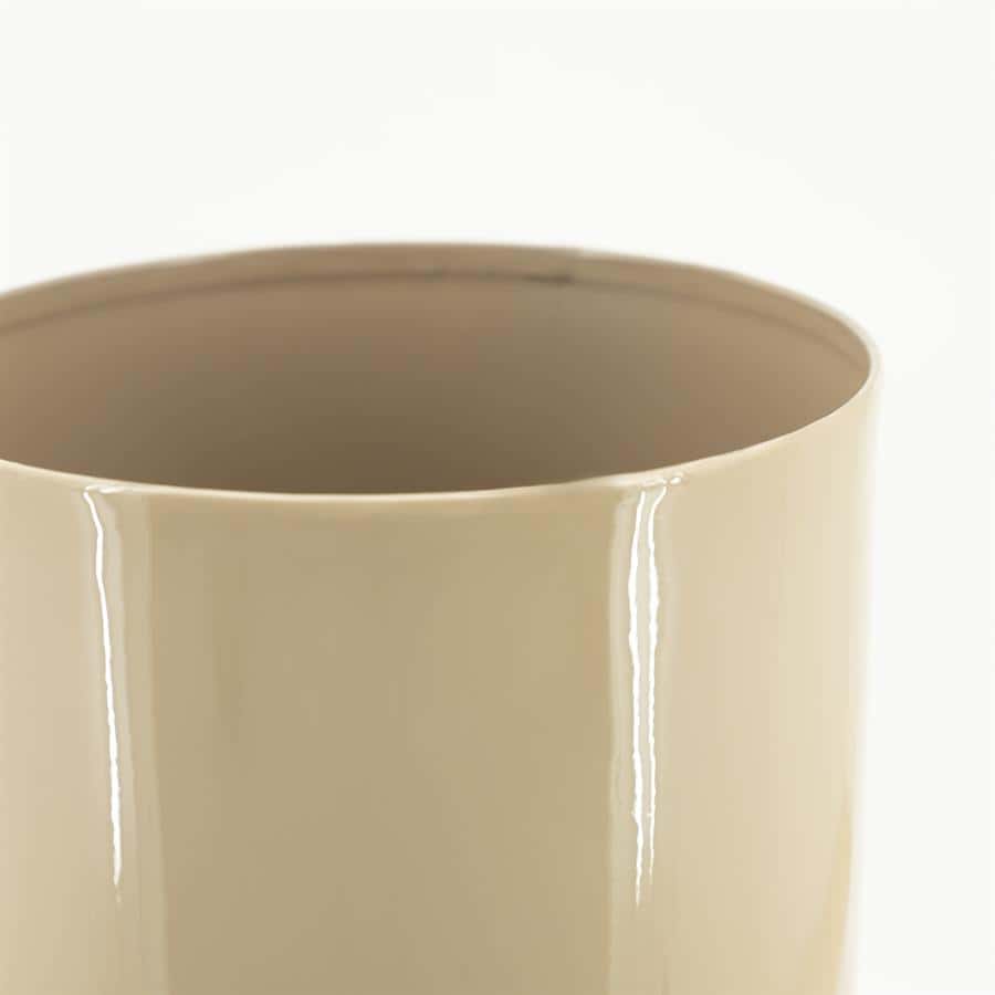 Stevige beige plantenpot met glanzende afwerking, geschikt voor binnen en buiten, perfect voor een moderne tuin- of woonkamerdecoratie.