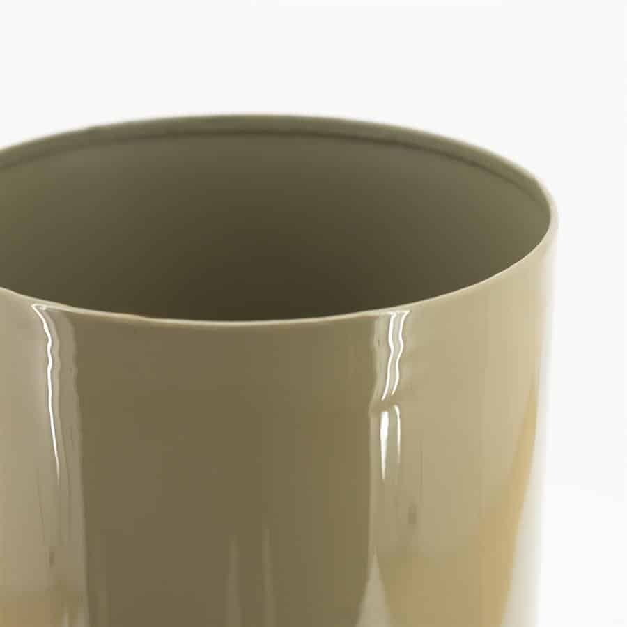 Ontdek elegante en tijdloze keramiekbekers bij Mokana Meubelen, perfect voor een stijlvolle horeca of thuisgebruik. Gemaakt van hoogwaardig keramiek met een strakke afwerking voor een luxe uitstraling.