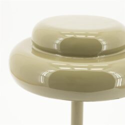 Glazen bijzettafel met een moderne ronde vorm en glanzende afwerking, perfect voor een eigentijds interieur.