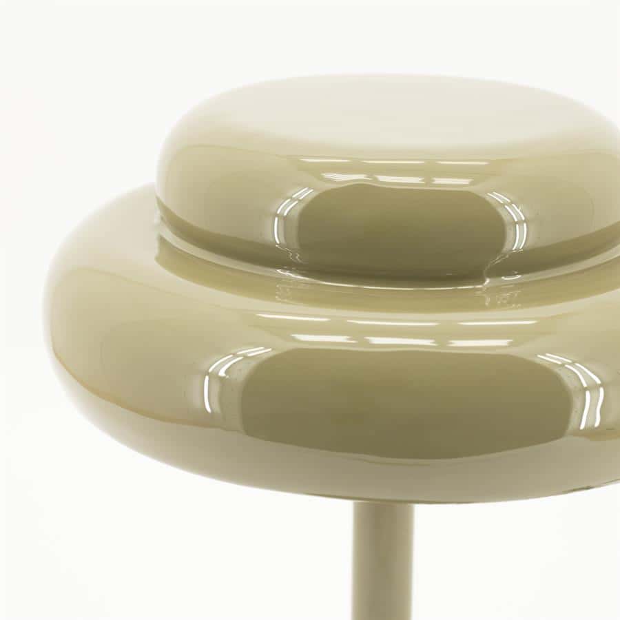 Glazen bijzettafel met een moderne ronde vorm en glanzende afwerking, perfect voor een eigentijds interieur.