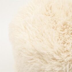 Luxe witte vloerkleed met lange parelmoer zachte wollige vezels voor een knusse en elegante woonkamer.