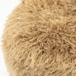 Knuffelpoef bekleed met dik, zacht en natuurlijk faux sheepskin, perfect voor gezellige zithoek of kinderspelkamer.