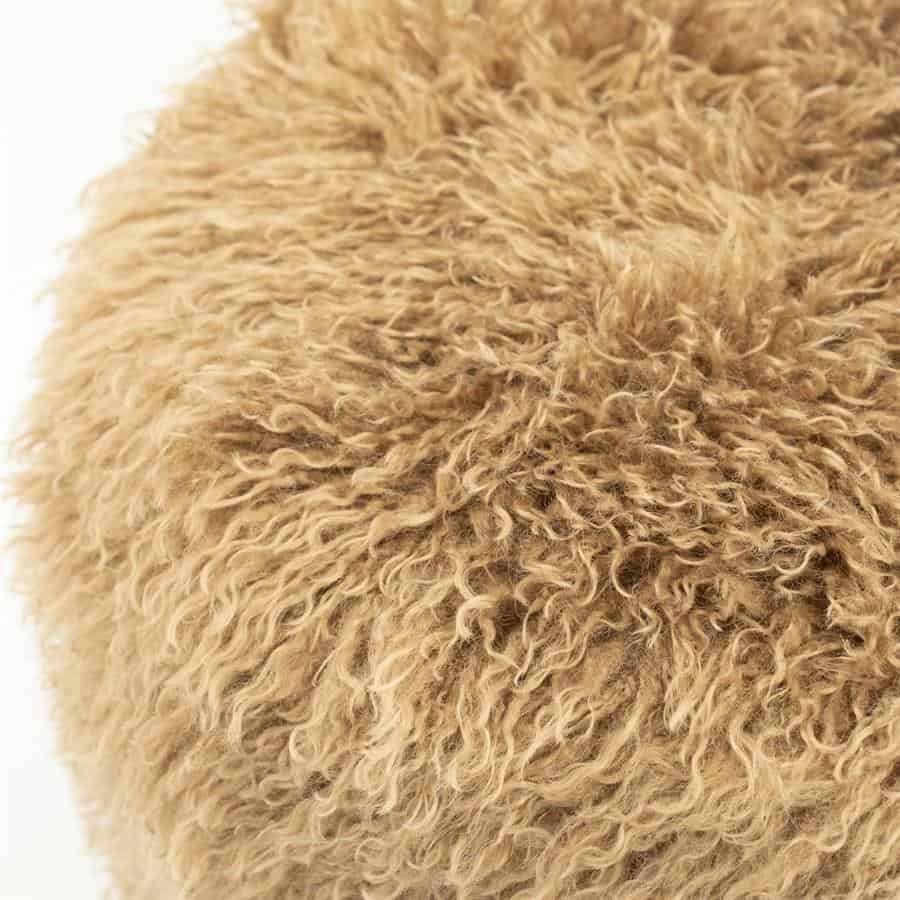 Knuffelpoef bekleed met dik, zacht en natuurlijk faux sheepskin, perfect voor gezellige zithoek of kinderspelkamer.
