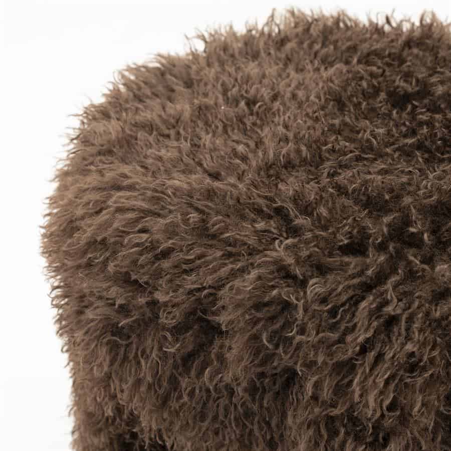 Broeddieruige vacht, perfect voor comfortabele meubelen en accessoires bij Mokana Meubelen.