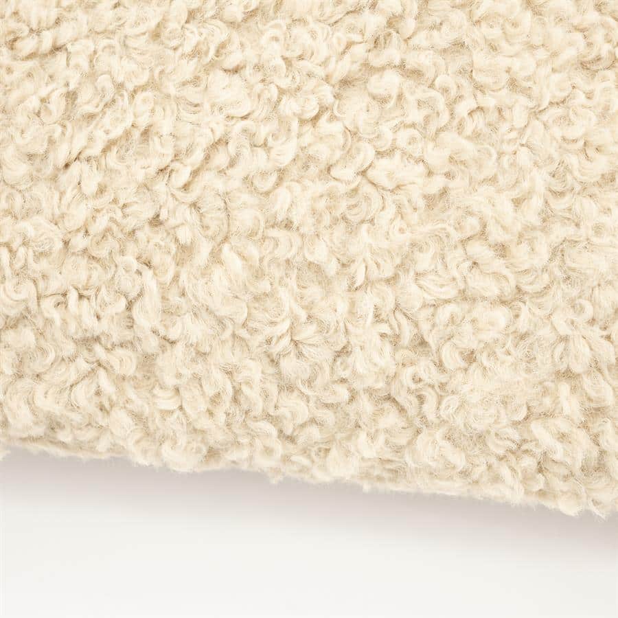 Fluffy, crèmekleurige schapenvachten-textuur voor meubels en interieurdecoratie.