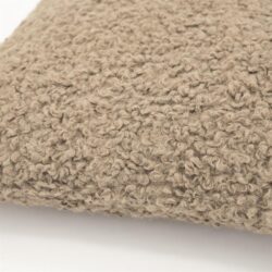 Zacht beige tapijt met een kleurrijk, geknoopt en pluizig oppervlak, perfect voor een gezellige en warme woonkamer.