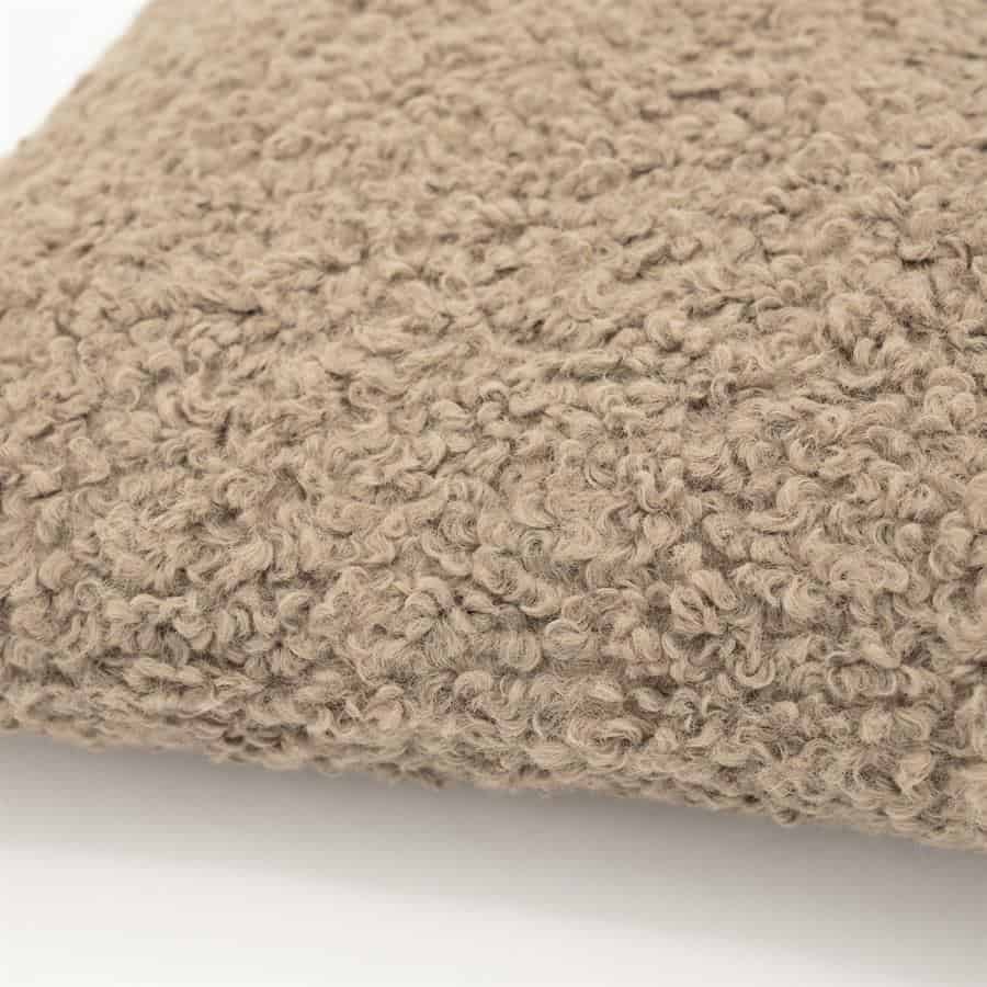 Zacht beige tapijt met een kleurrijk, geknoopt en pluizig oppervlak, perfect voor een gezellige en warme woonkamer.